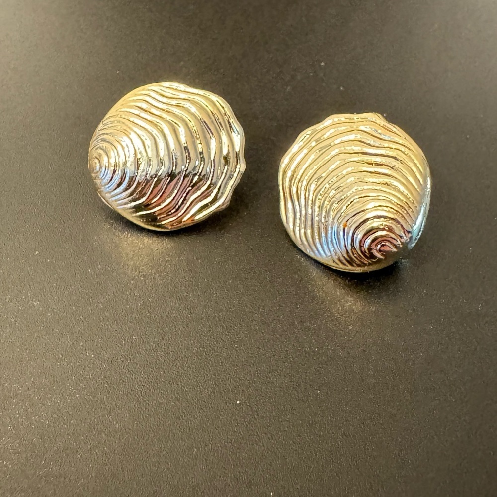 Vintage Silver Tone Shell Clip On Earrings Textured Swirl Dome - Retro - EUC - Picture 4 of 8